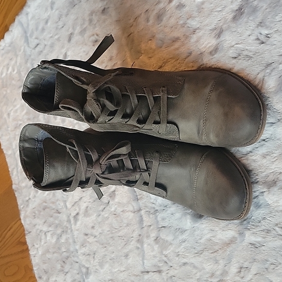Roxy Shoes - Roxy Grey Lace Up Boots, Women's Size  11, Great Condition!